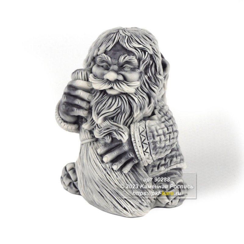 Домовой с веником из мрамолита  Эта декоративная фигурка Домового из мрамолита - это не только украшение, но и символ чистоты и порядка. Она изготовлена из мрамолита серого цвета, который придает ей неповторимый вид. 
Домовой - это дух дома, который следит за порядком и благополучием в семье. Он часто изображается в виде маленького старичка с бородой.
Эта фигурка изображает Домового метущим пол метлой. Он одет в традиционную русскую одежду.
Фигурка имеет реалистичный внешний вид. Она станет прекрасным украшением для любого интерьера и будет напоминать о том, что дом - это место, где всегда чисто и уютно.
На фото типовое изделие, оригинал может отличаться по цвету и рисунку камня.