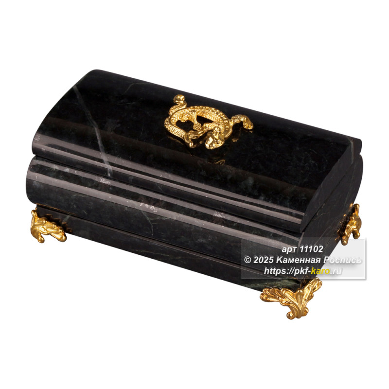 Шкатулка из змеевика с ящерицей, на ножках Шкатулка изготовлена из натурального камня, что придает ей уникальность и особую привлекательность. Металлическая фурнитура обеспечивает долговечность и надежность конструкции. Гладкая и блестящая внутренняя поверхность делает шкатулку удобной для хранения мелких предметов. Ножки и съемная крышка добавляют изделию элегантности и удобства в использовании. Шкатулка из натурального камня станет функциональным элементом для хранения мелочей и стильным акцентом в вашем доме.

Размеры:
Внешние: 105х60х50 мм
Внутренние: 80х45х20 мм

На фото типовое изделие, оригинал может отличаться по размеру и весу (в пределах 10%), цвету, рисунку камня. 