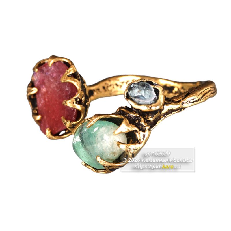 Кольцо "Татьяна" из турмалина и сплава бронзы и латуни  Кольцо "Татьяна" представляет собой уникальное украшение, где главную роль играют два турмалина разных оттенков, оправленные в благородный сплав бронзы и латуни. Это сочетание камней создаёт интересный цветовой контраст и игру света. Турмалины, известные своим многообразием цветов, придают каждому кольцу неповторимость. Оправа из бронзо-латунного сплава подчёркивает естественную красоту камней, придавая изделию винтажный шарм и изысканность. Кольцо "Татьяна" станет прекрасным акцентом, выражающим индивидуальность и тонкий вкус.

Размеры: 35х28х25 мм, вес 14 г. 
Регулируемый размер кольца 18 ± 3 мм.

На фото типовое изделие, оригинал может отличаться по размеру и весу (в пределах 10%), цвету, рисунку камня. 