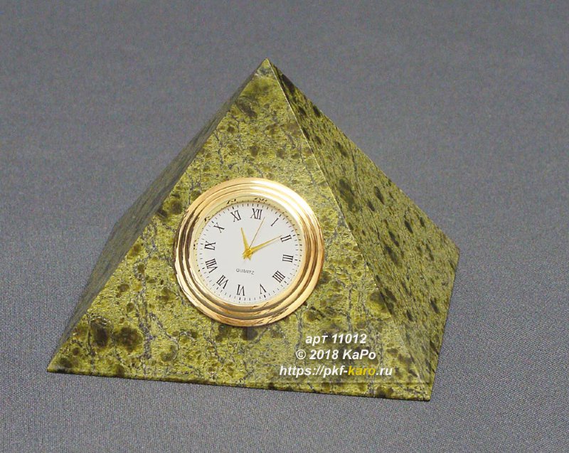 Часы из змеевика &quot;Пирамида&quot; Часы из змеевика "Пирамида". В комплекте часы с кварцевым механизмом. Часовой механизм вынимается для смены батарейки. На фото типовое изделие, оригинал может отличаться по размеру и весу (в пределах 10%), цвету, рисунку камня. 