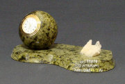 Часы из змеевика шар на подставке с минералом