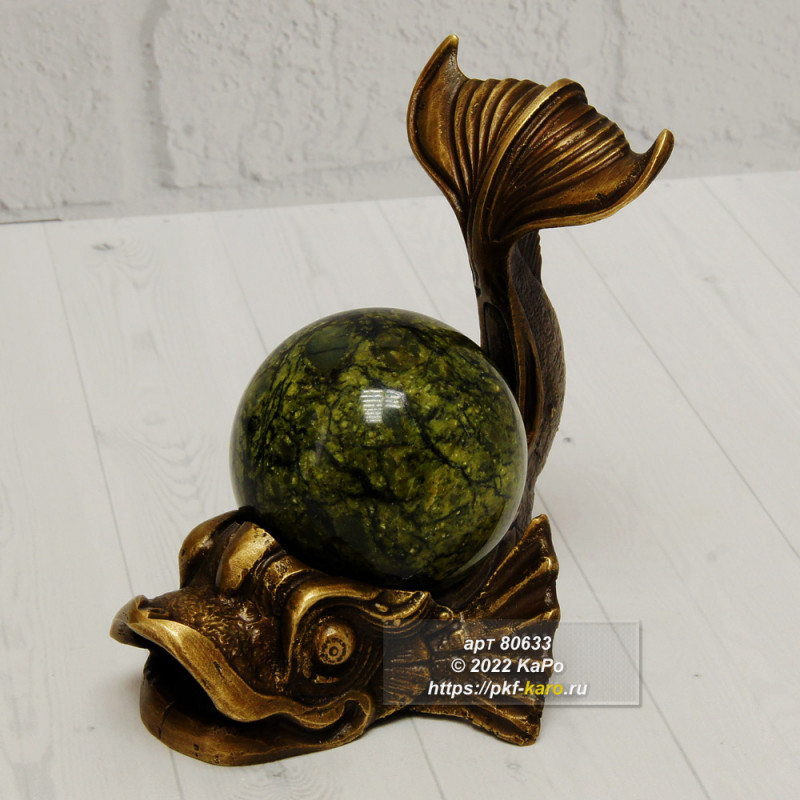Фигура Кит из бронзы и змеевика Фигурка кита выполнена из бронзы, яйцо из змеевика. На фото типовое изделие, оригинал может отличаться по размеру и весу (в пределах 10%), цвету, рисунку камня. 