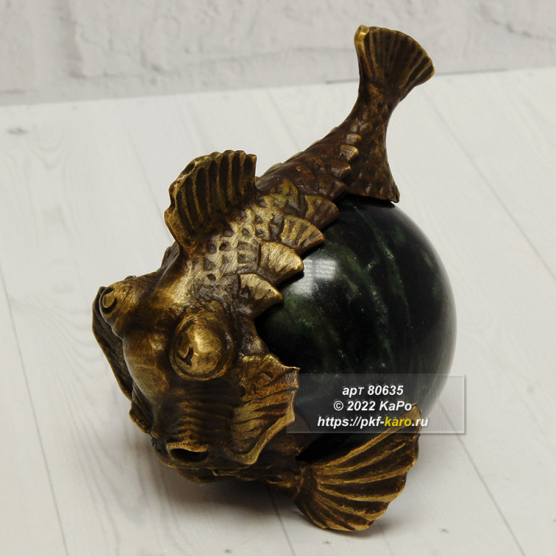 Фигура Рыба-дракон из бронзы и змеевика  Фигурка Рыба-дракон выполнена из бронзы, шар из змеевика. На фото типовое изделие, оригинал может отличаться по размеру и весу (в пределах 10%), цвету, рисунку камня. 