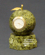 Часы из змеевика "Яблоко" на подставке