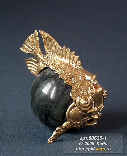 Фигура Рыба-пиранья Фигурка рыбы из бронзы с яйцом из змеевика. На фото типовое изделие, оригинал может отличаться по размеру и весу (в пределах 10%), цвету, рисунку камня. 