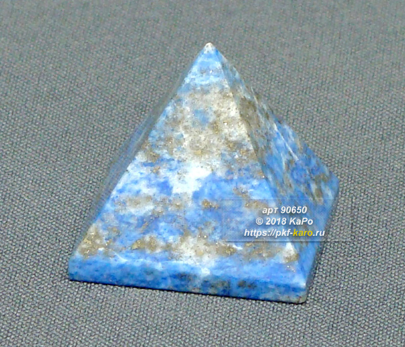Пирамида из лазурита Равнобедренная пирамида изготовлена из лазурита. Цена указана за образец представленный на фото.