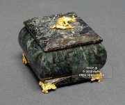 Шкатулка из змеевика с ящерицей на крышке, с флоком внутри, на ножках