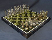 Шахматы "Римляне" с доской из змеевика  и металлическими фигурами на кабашонах из змеевика.