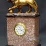 Часы из криноидного известняка (морской лилии), змеевика и бронзы "Лев с шаром"