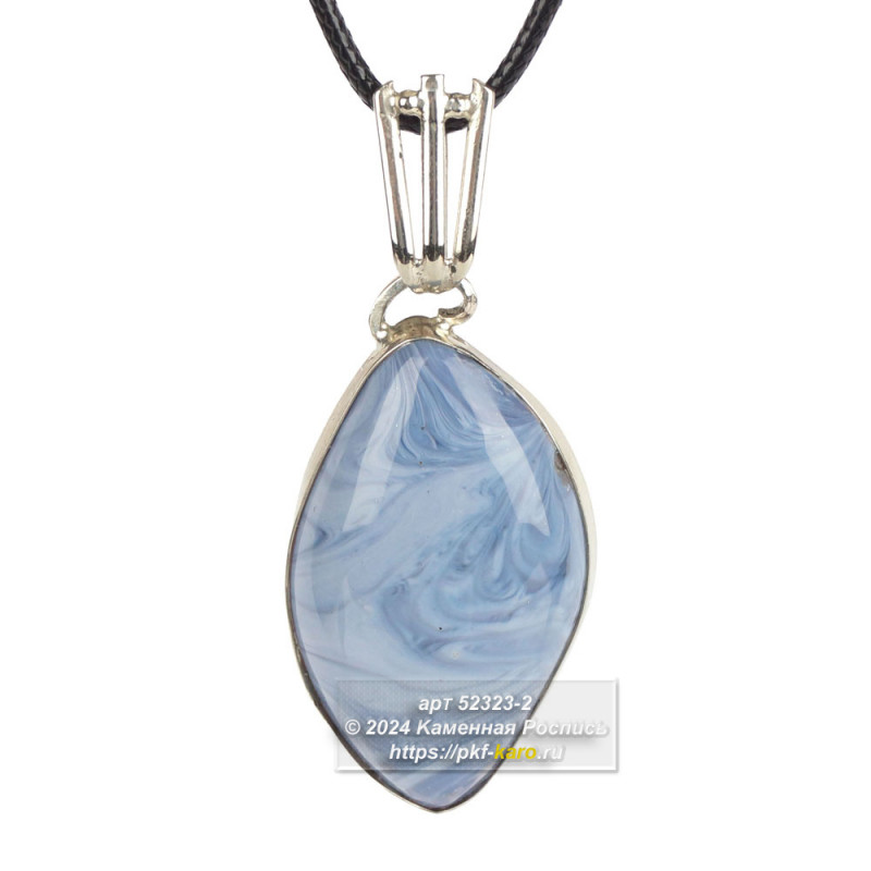 Кулон из тэнгезита и нейзильбера  Кулон, сделанный из тэнгезита и нейзильбера, представляет собой уникальное сочетание двух разных материалов. Тэнгезит является редким минералом, который обладает особыми свойствами и часто используется в создании украшений. Нейзильбер, в свою очередь, это сплав меди, никеля и цинка, который имеет высокую прочность и устойчивость к коррозии.
Сочетание этих двух материалов создает кулон с неповторимым внешним видом и качеством. Тэнгезит придает изделию уникальный блеск и цвет, а нейзильбер обеспечивает прочность и долговечность. Такой кулон станет прекрасным дополнением к любому образу и подчеркнет индивидуальность своего владельца.
Размеры: 40х21х7 мм, 10 гр.
Длина шнурка 45 мм.
На фото типовое изделие, оригинал может отличаться по размеру и весу (в пределах 10%), цвету, рисунку камня. 