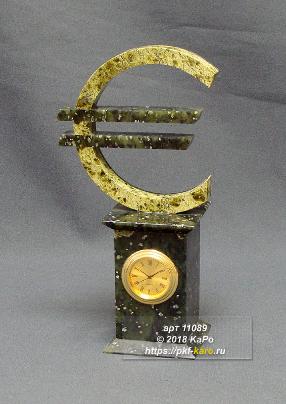 Часы из змеевика &quot;Евро&quot; Часы из змеевика "Евро". Кварцевый часовой механизм вынимается для замены батарейки. На фото типовое изделие, покупаемый вами экземпляр может отличаться по размеру и весу (в пределах 10%) цвету и рисунку камня.