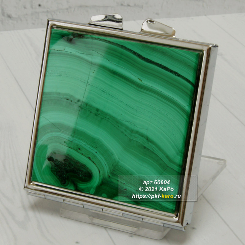 Зеркало карманное квадратное из малахита двухстороннее  Зеркало карманное с двумя накладками из природного камня малахит. На фото типовое изделие, оригинал может отличаться по размеру и весу (в пределах 10%), цвету, рисунку камня. 