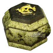 Шкатулка из змеевика шестигранная  малая с ящерицей