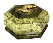 Шкатулка из змеевика шестигранная средняя с ящерицей