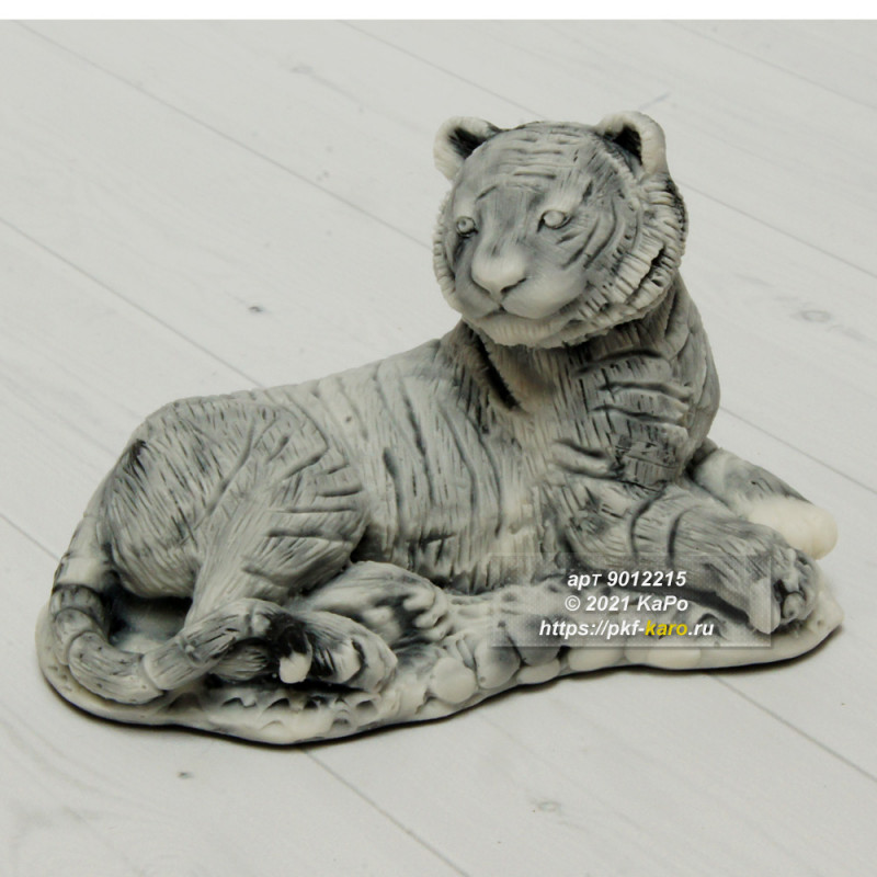 Тигрица лежащая из мрамолита  Тигрица лежащая из мрамолита. На фото типовое изделие, оригинал может отличаться по цвету и рисунку камня.
