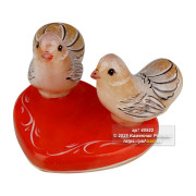 Голуби на сердце из селенита 