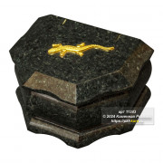 Шкатулка из  змеевика шестигранная с ящерицей, на шарнирах