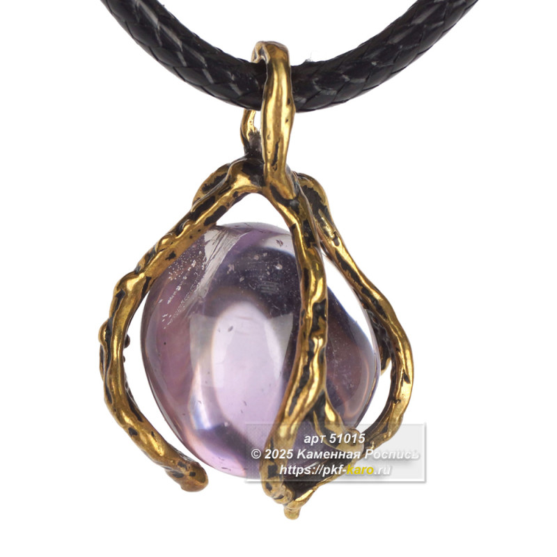Колье Капля из аметиста и сплава бронзы и латуни Элегантное колье «Капля»
Изысканное украшение, в котором гармонично сочетаются благородные металлы и чарующий аметист, станет истинным украшением вашей коллекции аксессуаров.
Основу колье составляет прочный и долговечный сплав бронзы и латуни, который создаёт неповторимый тёплый оттенок и благородный блеск.
Центральный акцент — натуральный аметист, выполненный в форме изящной капли. Камень обрамлён металлической оправой, подчёркивающей его природную красоту и глубину цвета.
Дизайн колье вдохновлён формой падающей капли, что придаёт украшению особую динамику и очарование. Плавные линии и органичные формы создают гармоничное сочетание с любым нарядом.
Универсальность колье позволяет носить его как в повседневной жизни, так и на особых мероприятиях. Оно прекрасно дополнит как классический деловой образ, так и романтичное вечернее платье.
Натуральный аметист привлекает внимание и создаёт акцент в образе.
Универсальность позволяет сочетать с различными стилями одежды
Колье «Капля» станет вашим любимым украшением и верным спутником в создании неповторимых образов.

На фото типовое изделие, оригинал может отличаться по размеру и весу (в пределах 10%), цвету, рисунку камня. 