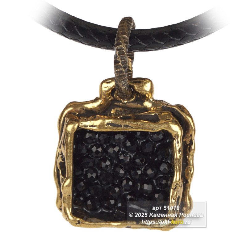 Колье «Кватро» из сплава бронзы и латуни со шпинелью  Элегантное колье «Кватро»
Изысканное украшение, в котором гармонично сочетаются благородные металлы и чарующая шпинель, станет истинным украшением вашей коллекции аксессуаров.
Основу колье составляет прочный и долговечный сплав бронзы и латуни, который создаёт неповторимый тёплый оттенок и благородный блеск.
Центральный акцент — шпинель. Камень обрамлён металлической оправой, подчёркивающей его природную красоту и глубину цвета.
Универсальность колье позволяет носить его как в повседневной жизни, так и на особых мероприятиях. Оно прекрасно дополнит как классический деловой образ, так и романтичное вечернее платье.
Натуральная шпинель привлекает внимание и создаёт акцент в образе.
Универсальность позволяет сочетать с различными стилями одежды
Колье «Кватро» станет вашим любимым украшением и верным спутником в создании неповторимых образов.

На фото типовое изделие, оригинал может отличаться по размеру и весу (в пределах 10%), цвету, рисунку камня. 