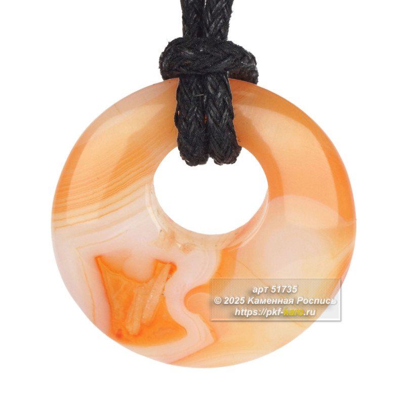 Кулон из сердолика на шнурке Кулон из сердолика: красота и символизм
Сердолик (или сардоникс) — это разновидность халцедона с красновато-оранжевым оттенком. Этот камень известен с древних времен и высоко ценится за свою красоту и уникальные свойства.
Кулон из сердолика станет не только стильным украшением, но и мощным талисманом, приносящим удачу и благополучие своему владельцу.
На фото типовое изделие, оригинал может отличаться по размеру и весу (в пределах 10%), цвету, рисунку камня. 
