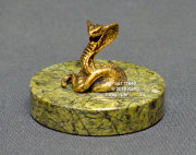 Сувенир "Кобра" на подставке из змеевика