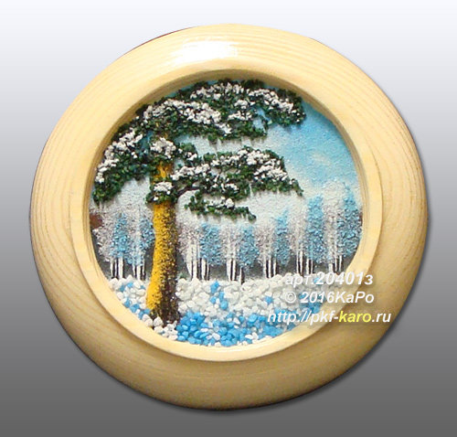 Тарелка деревянная с рисунком &quot;Зима&quot;  Деревянная тарелка диаметром 100 мм. Рисунок "Зимний пейзаж", нанесен специально окрашенной каменной крошкой вручную. С обратной стороны панно имеется настенное крепление. На фото представлен один из многих типовых рисунков. Покупаемый Вами конкретный экземпляр может отличаться. На фото типовое изделие, оригинал может отличаться по размеру и весу (в пределах 10%), цвету. 