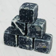 Камни для виски. Комплект шести кубиков из змеевика для охлаждения напитков