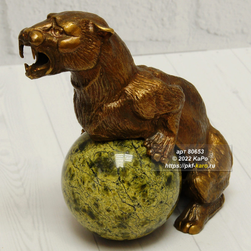 Фигура Пантера из бронзы и змеевика  Фигурка Пантера выполнена из бронзы, шар из змеевика. На фото типовое изделие, оригинал может отличаться по размеру и весу (в пределах 10%), цвету, рисунку камня. 