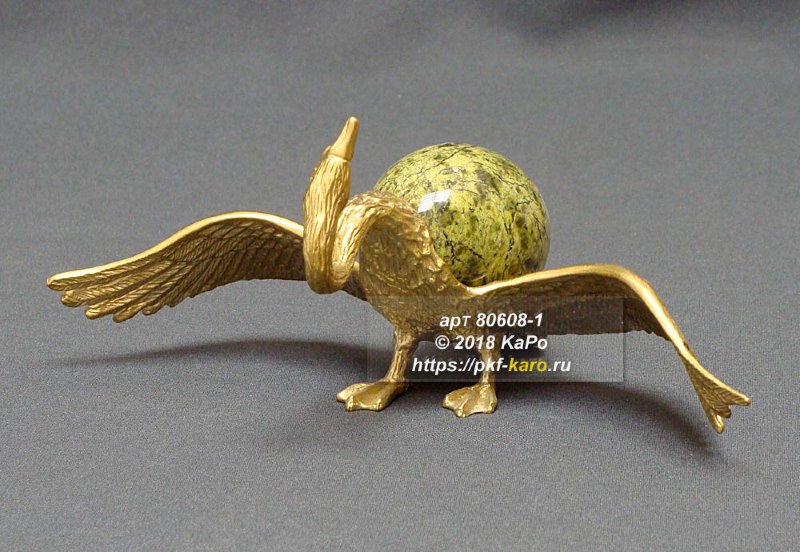 Фигура  Лебедь крылья вниз Фигурка лебедя из бронзы с яйцом из змеевика. На фото типовое изделие, оригинал может отличаться по размеру и весу (в пределах 10%), цвету, рисунку камня. 
