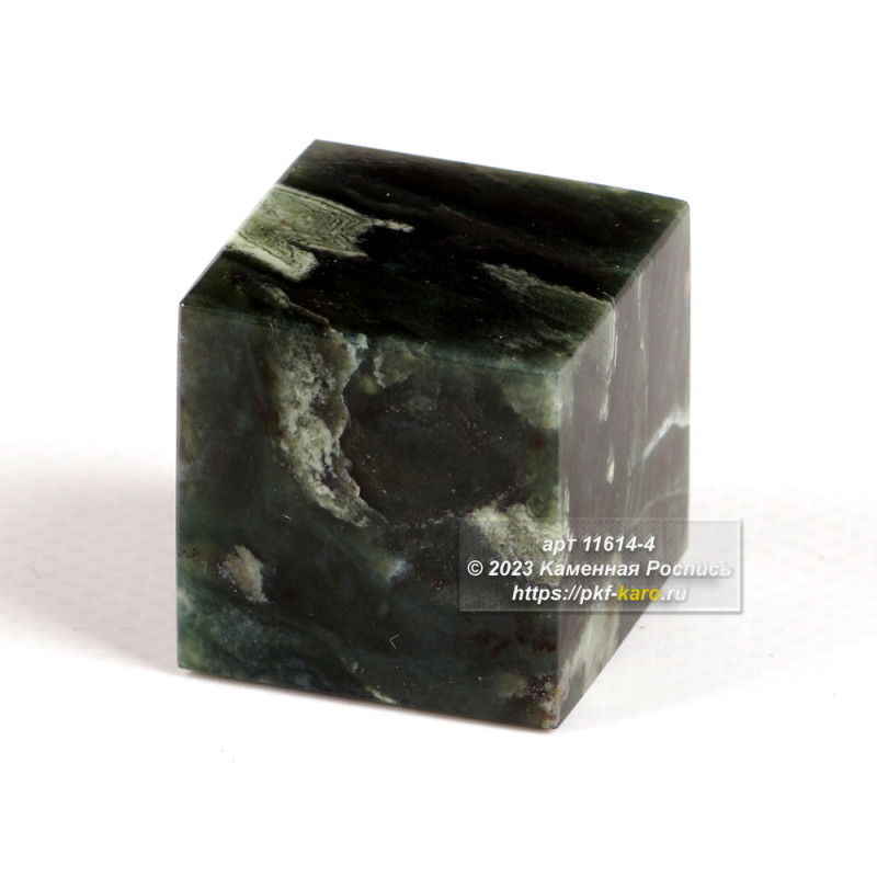 Кубик из офиокальцита Декоративный кубик из натурального камня офиокальцит - это не только красивый, но и функциональный аксессуар для вашего интерьера. Камень имеет равностороннюю форму и гладкую полированную поверхность.
Офиокальцит считается камнем, который приносит удачу и благополучие. Он также обладает магическими свойствами, которые могут защитить своего владельца от негативных воздействий.
Декоративный кубик из офиокальцита может стать отличным дополнением к любому интерьеру. Он может использоваться как пресс-папье или просто как украшение на рабочем столе. Такой кубик станет отличным подарком для близких и друзей.
На фото типовое изделие, оригинал может отличаться по размеру и весу (в пределах 10%), цвету, рисунку камня.
