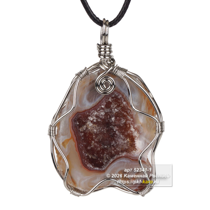 Кулон из жеоды агата на шнурке Кулон из жеоды агата — это изысканное и неповторимое украшение, которое станет вашим талисманом и отражением индивидуальности.

Жеода агат — это натуральный природный материал, который образуется в пустотах горных пород. Кулон изготовлен из цельного куска жеоды агата, что придаёт ему особую ценность и красоту.

Цвет кулона может быть разным: от нежного бежевого до глубокого графитового или серо-коричневого. Также встречаются золотистые экземпляры.

Кулон из жеоды агата станет прекрасным дополнением к вашему образу, подчеркнёт вашу женственность и элегантность.

На фото типовое изделие, оригинал может отличаться по размеру и весу (в пределах 10%), цвету, рисунку камня. 