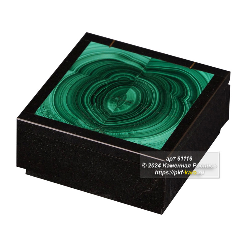 Шкатулка из малахита и долерита  Шкатулка из малахита и долерита с крышкой на шарнирах. Шкатулка внутри полирована. Шарниры выполнены из латуни. 
Внутренние размеры шкатулки: 60х60х25мм. 
Цена указана за изделие представленное на фото. Обращаем внимание наших покупателей, что конструкция шарниров позволяет открывать крышку шкатулки на угол не более 80 градусов. Открытие крышки на угол больший чем 80 градусов может привести к поломке. 