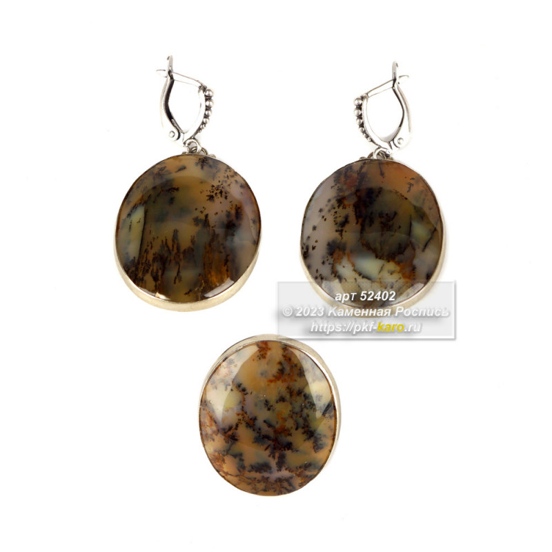 Гарнитур серьги с кольцом из нейзильбера и мохового агата  Эти серьги и кулон выполнены из натурального камня мохового агата в оправе из нейзильбера. Моховой агат - это полудрагоценный камень, который имеет красивый зелёный цвет с прожилками, напоминающими мох. Он обладает мягким шелковистым блеском и считается камнем мудрости и спокойствия.
Эти украшения станут прекрасным подарком для женщины, которая ценит красоту и гармонию. Они подчеркнут её элегантность и изысканный вкус.
Размеры серёжек 50х25 мм. Вес 15 г.
Размеры кольца 30х25 мм. Вес 8 г.
Кольцо с регулируемым размером 18 ± 2 мм. 
На фото типовое изделие, оригинал может отличаться по размеру и весу (в пределах 10%), цвету, рисунку камня. 