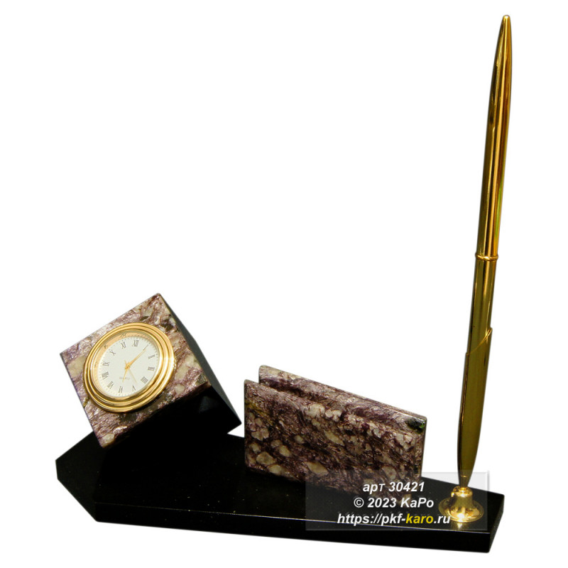 Письменный набор из чароита и долерита  Письменный прибор из чароита и долерита. В комплекте: часы, ручка и держатель для ручки. На фото типовое изделие, оригинал может отличаться по размеру и весу (в пределах 10%), цвету, рисунку камня. 