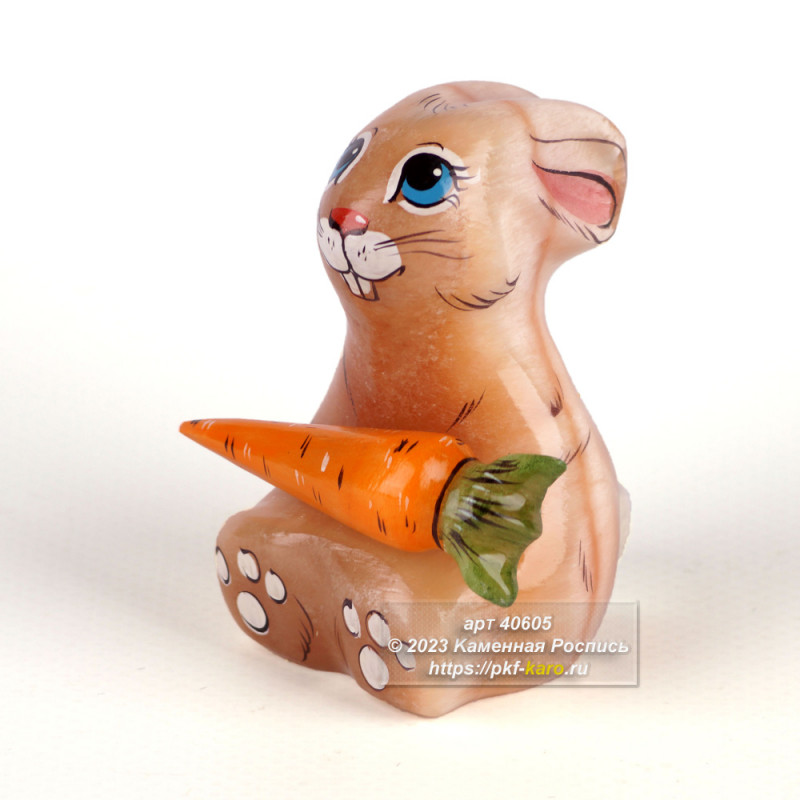 Кролик с морковкой из селенита  Кролик с морковкой ручной работы из селенита. На фото типовое изделие, оригинал может отличаться по размеру и весу (в пределах 10%), цвету, рисунку камня. 