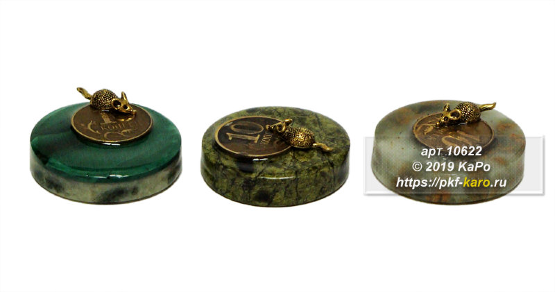 Мышь кошельковая на монетке и подставке из разных камней Мышь кошельковая на монетке и подставке из разных камней. На фото типовое изделие, оригинал может отличаться по размеру и весу (в пределах 10%), цвету, рисунку камня.