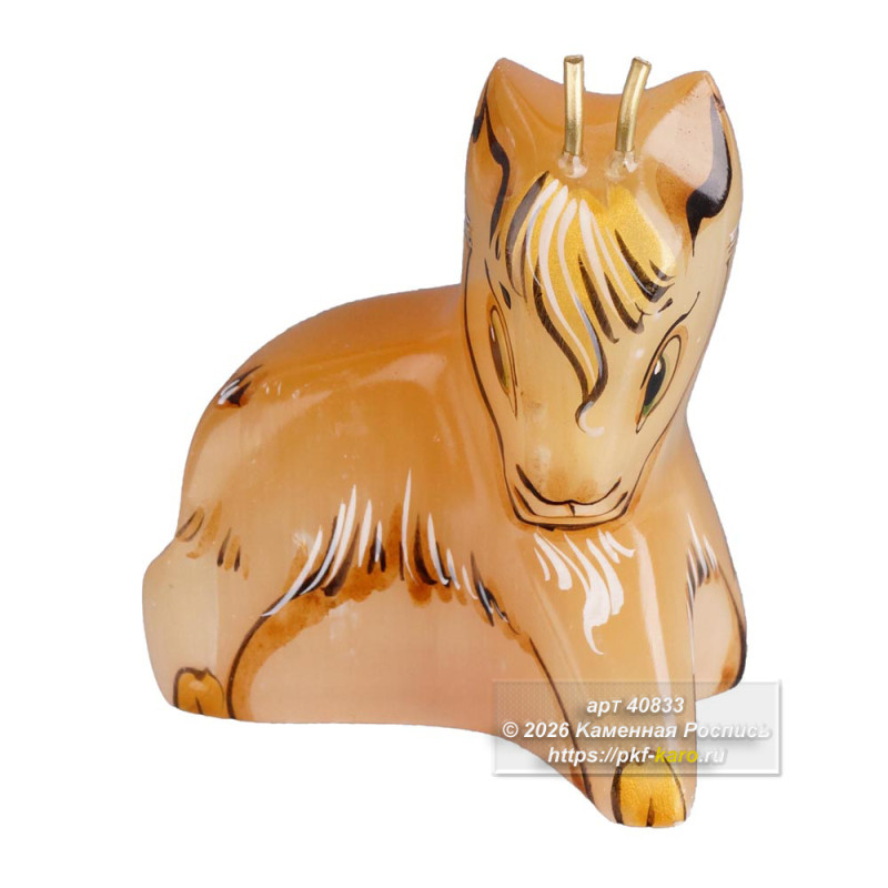 Козочка из селенита  Декоративная фигурка из селенита — козочка с выразительным взглядом и аккуратным силуэтом. Тёплая текстура камня подчёркнута ручной росписью: мягкие пятна и тонкие штрихи создают ощущение живой шерсти. Металлические рожки из гибкой проволоки держат форму и слегка блестят, добавляя изделию игривый, но элегантный акцент. Универсальный подарок — символ уверенности и спокойного характера.

На фото типовое изделие, оригинал может отличаться по размеру и весу (в пределах 10%), цвету, рисунку камня. 